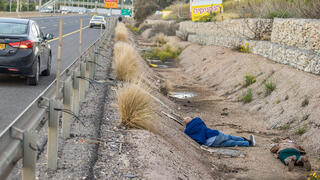 תופסים מחסה בזמן אזעקה בכביש החוף