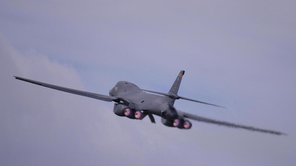 מפציץ אסטרטגי מדגם B-1 לנסר של ארה"ב ממריא מבסיס פיירפורד ב  בריטניה לקראת תקיפה ב איראן