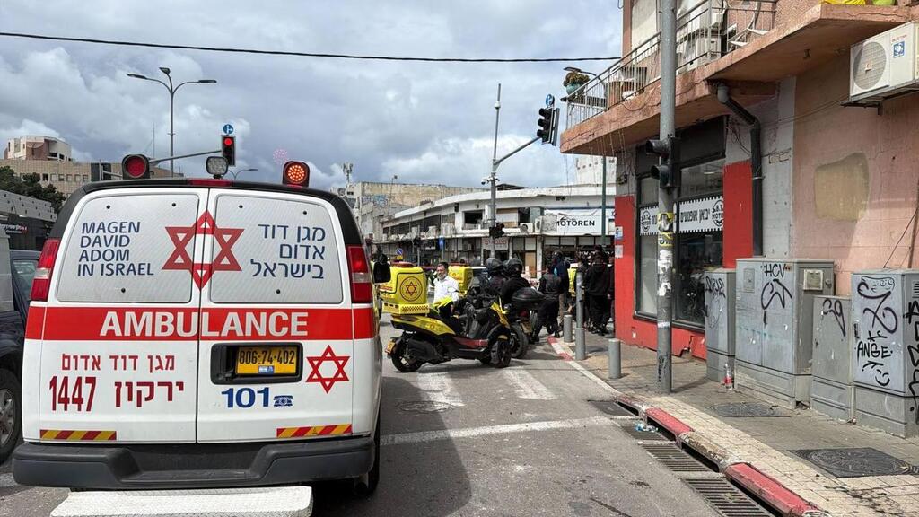 На месте падения ракеты в Тель-Авиве (Фото: оперативная съемка МАДА) אחת הזירות בתל אביב