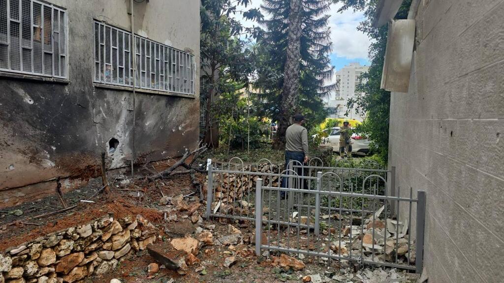 Tel Aviv home struck by Iranian cluster munition (Photo: Magen David Adom) אחת הזירות בתל אביב