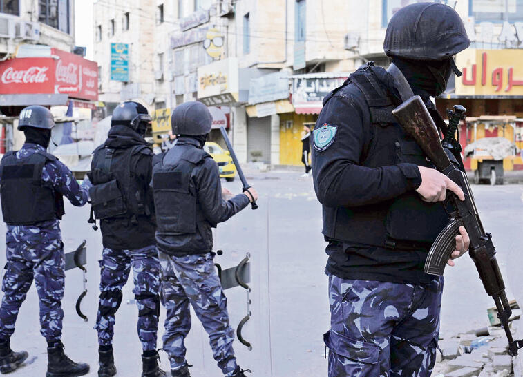 שוטרים פלסטינים בפעילות בג'נין. המעורבות בטרור מגיעה עד לדרגים הבכירים ביותר | צילום: אי-פי, Majdi Mohammed