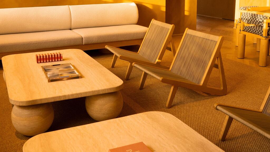 פינת ישיבה בדשא ומתחם משחקים