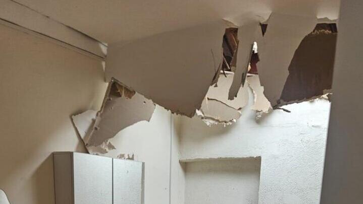 Последствие падения на дом осколка ракеты в Кфар-Сабе (Фото: муниципалитет Кфар-Сабы) הרס בדירה שנפגעה משברי יירוט בכפר סבא