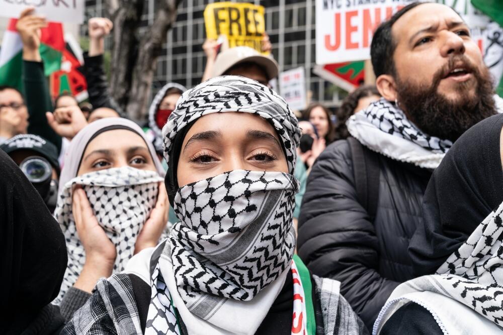 A pro-Palestinian activist at a BDS demonstration (Photo: lev radin / shutterstock) פעילה פרו-פלסטינית בהפגנה מטעם BDS במנהטן, ניו יורק