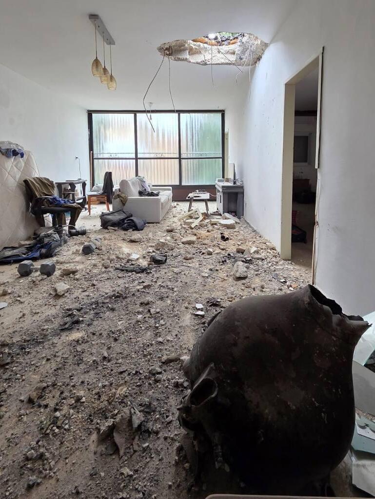 Поврежденная осколком ракеты квартира в Кфар-Сабе (Фото: муниципалитет Кфар-Сабы) הרס בדירה שנפגעה משברי יירוט בכפר סבא