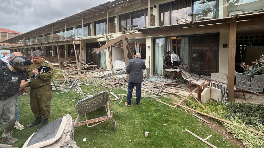 Место падения ракеты в Герцлии (Фото в соответствии с параграфом 27א Закона об авторских правах ) הרס בדן אכדיה