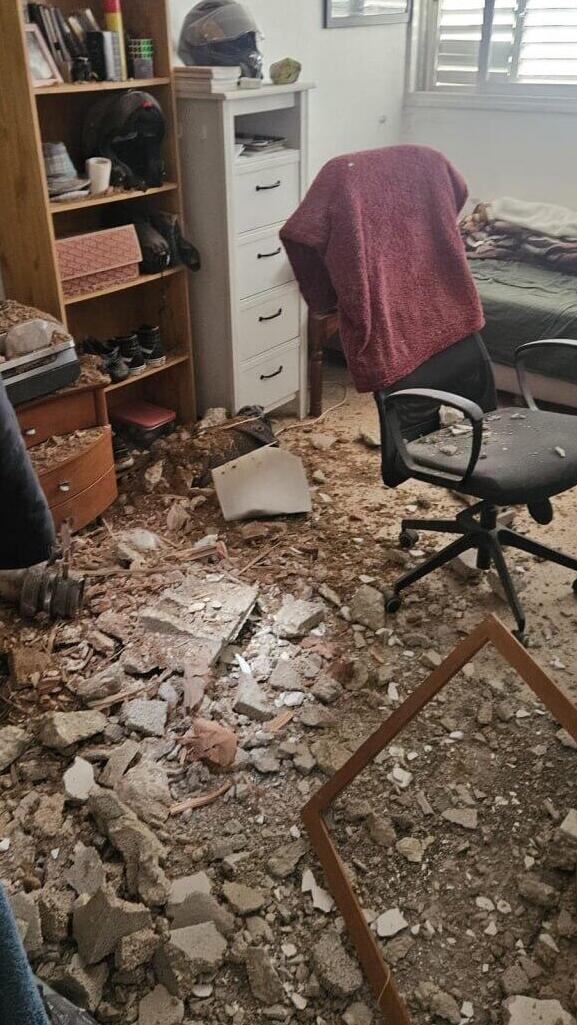 Дом после попадания в Кфар-Сабе (Фото: муниципалитет Кфар-Сабы) הרס בדירה שנפגעה משברי יירוט בכפר סבא