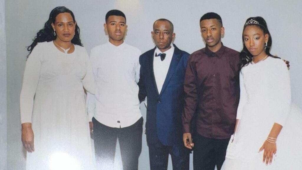 Mulu Brehiya (center) and his family מולו ברהייה עם משפחתו