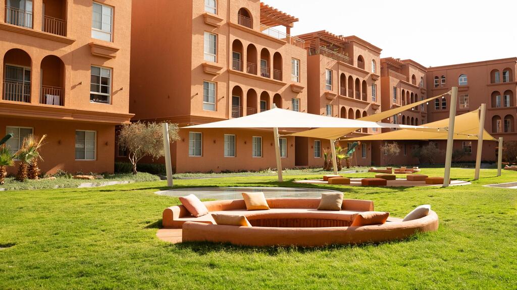 פינת ישיבה בדשא ומתחם משחקים