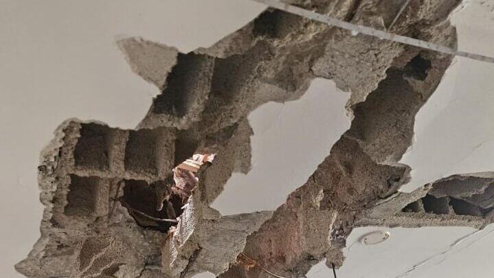 Пробитый осколком ракеты потолок (Фото: муниципалитет Кфар-Сабы) הרס בדירה שנפגעה משברי יירוט בכפר סבא