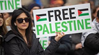 פעילה פרו-פלסטינית בהפגנה מטעם BDS בטורונטו, קנדה