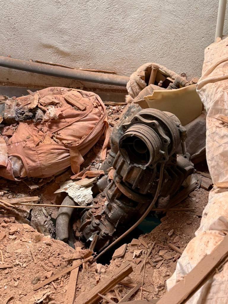 Осколок ракеты (Фото: муниципалитет Кфар-Сабы) שברי היירוט שנמצאו בדירה