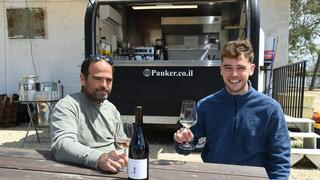 גל וסיון, נכדיו של גדעון פאוקר ז"ל, בבציר ב יקב ניר עוז