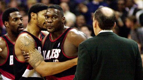 שון קמפ מוחזק על ידי ראשיד וואלאס