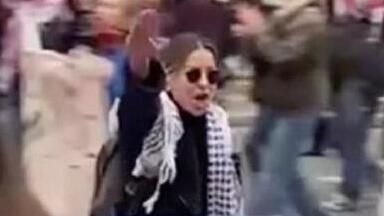  מאי עבד אל האדי מצדיעה במועל יד בהפגנה