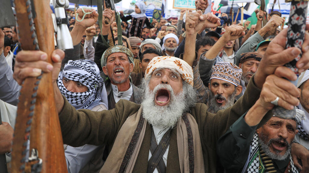 Yemen's Houtihs (Photo: Osamah Abdulrahman/ AP) 13 במרץ תומכי ה חות'ים ב תימן צנעא ב מפגן תמיכה ב איראן