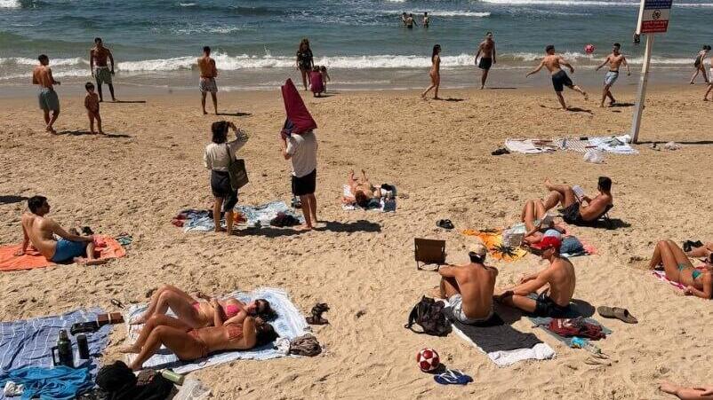 At the beach in Tel Aviv: 'Life goes on' (Photo: Lihi Gordon) חוף תל אביב, הבוקר