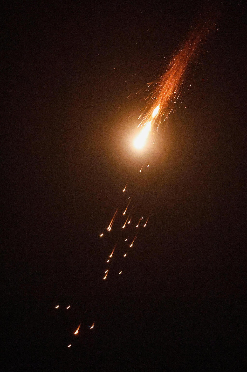 Intercepted Iranian cluster missile (Photo: Amir Cohen/ Reuters) יירוטים בדרום