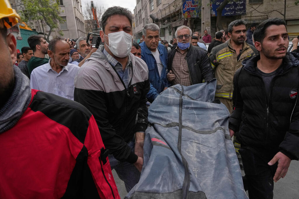 חילוץ גופה מהריסות בניין ב טהרן איראן