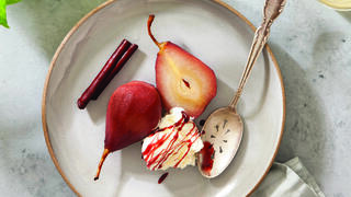 אגסים מבושלים ביין