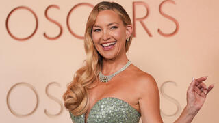 בלונד, גלאם ומחשופים: קייט הדסון חוזרת לאופנה