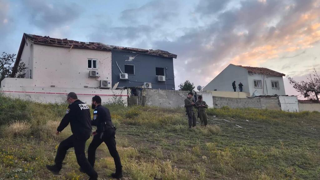 Полиция в Беэр-Шеве на месте обстрела (Фото: Герцль Йосеф) נפילה באזור באר שבע