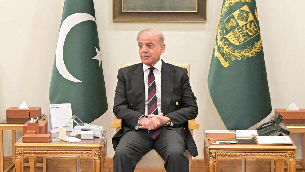 ראש ממשלת פקיסטן שהבאז שריף נפגש עם שר החוץ של סעודיה פייסל בן פרחאן כחלק מהמגעים לסיום מלחמה ב איראן