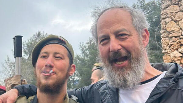 מנדי כץ ובנו משה יצחק הכהן, שנהרג בדרום לבנון, ביחד בישראל