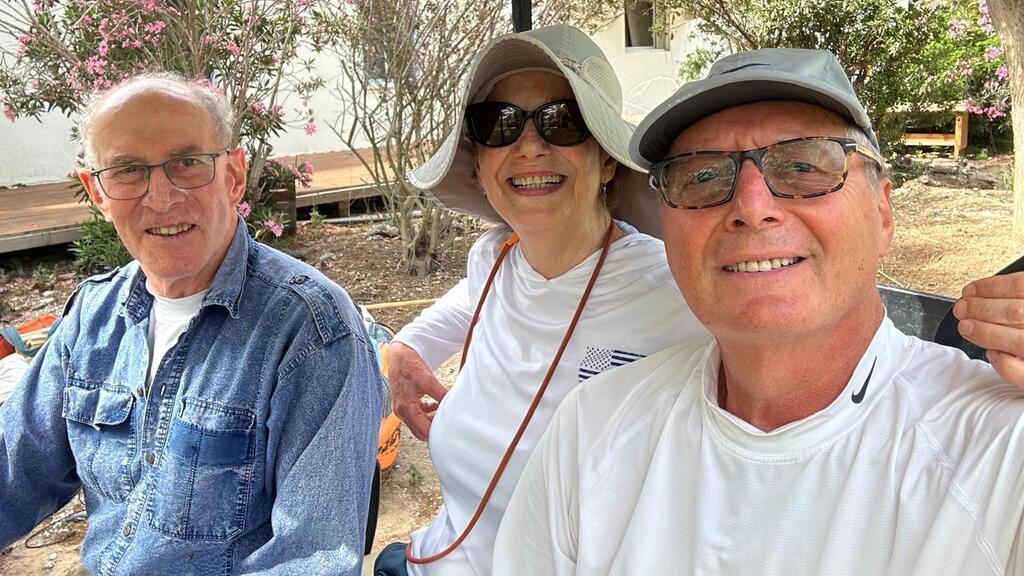 מימין: אבי ויעל אורבן מתנדבים בעוטף עזה