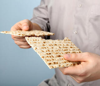 חציית המצה לשניים במהלך הסדר