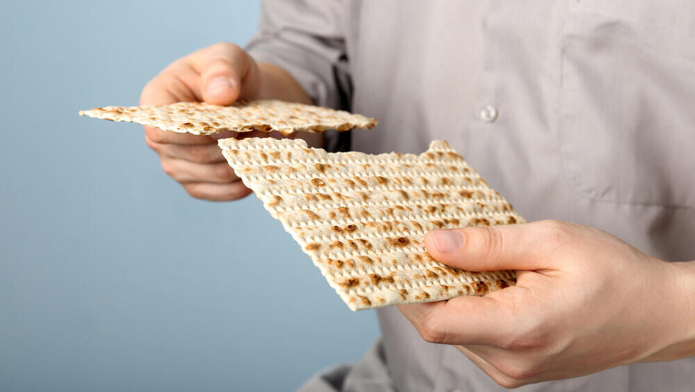 חציית המצה לשניים במהלך הסדר