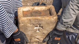 תיבת שרידי הקדושים חתומה מוצאת מן מהחפירה
