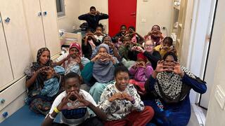 לורה כפיף, אם הבית, עם המטופלים במקלט