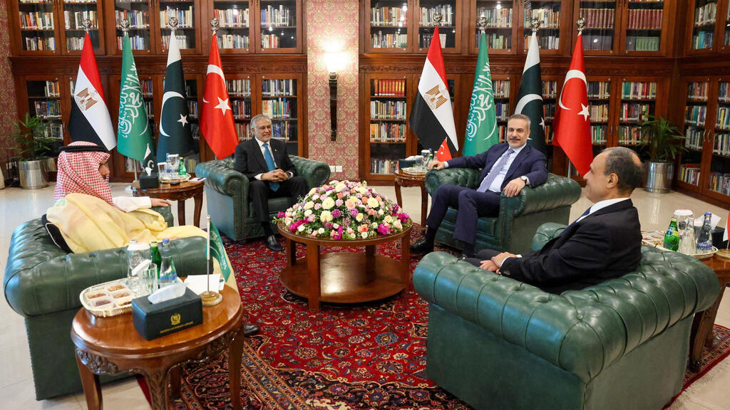 From left: Saudi Foreign Minister Faisal bin Farhan, Turkish Foreign Minister Hakan Fidan, Pakistani Foreign Minister Ishaq Dar and Egyptian Foreign Minister Badr Abdelatty at a meeting in Islamabad as part of efforts to end the war in Iran (Photo: Muammer Tan/Turkish Foreign MinistryHandout via Reuters) שר החוץ של מצרים באדר עבד אל-עאטי , שר החוץ של סעודיה פייסל בן פרחאן שר החוץ של פקיסטן אישאק דאר ושר החוץ של טורקיה הקאן פידאן פגישה ב איסלאמאבד כחלק מהמאמצים לסיום מלחמה ב איראן