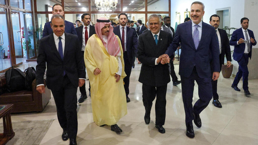 Egyptian Foreign Minister Badr Abdelatty, Saudi Foreign Minister Faisal bin Farhan, Pakistani Foreign Minister Ishaq Dar and Turkish Foreign Minister Hakan Fidan meet in Islamabad as part of efforts to end the war in Iran (Photo: Muammer Tan/Turkish Foreign MinistryHandout via Reuters) שר החוץ של מצרים באדר עבד אל-עאטי , שר החוץ של סעודיה פייסל בן פרחאן שר החוץ של פקיסטן אישאק דאר ושר החוץ של טורקיה הקאן פידאן פגישה ב איסלאמאבד כחלק מהמאמצים לסיום מלחמה ב איראן