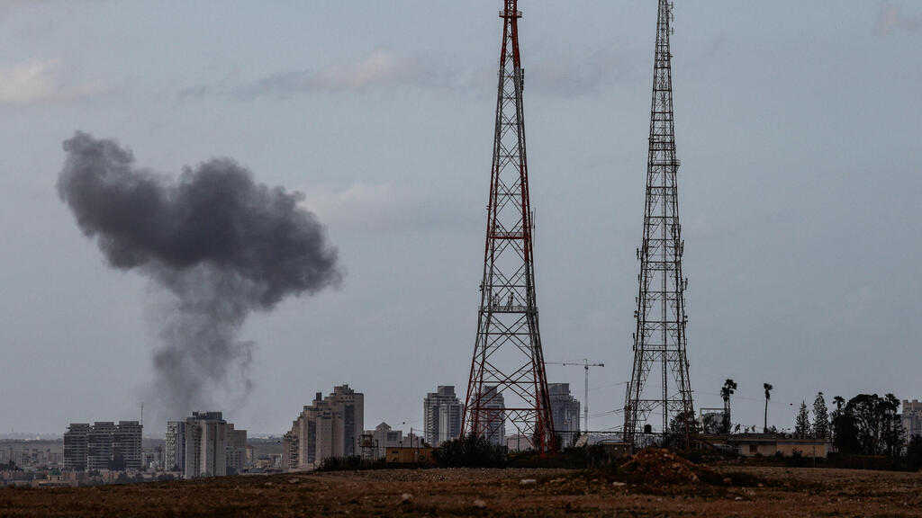 Обстрел юга Израиля (Фото: REUTERS/Amir Cohen) עשן בדרום הארץ