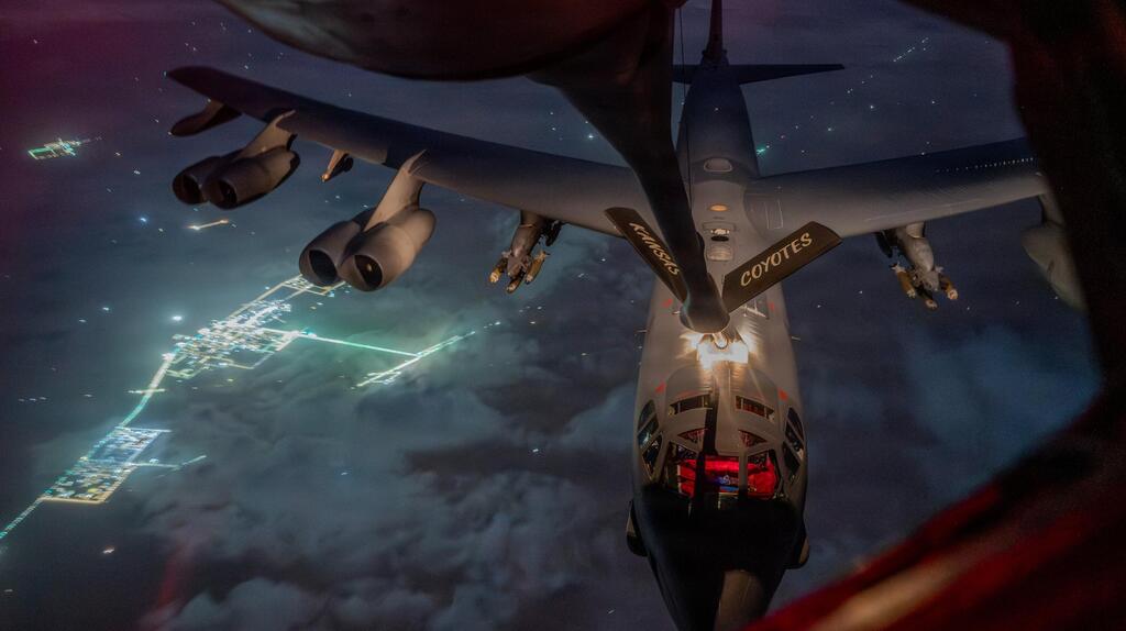 תדלוק אווירי של מפציץ אמריקני - בדרך לאיראן