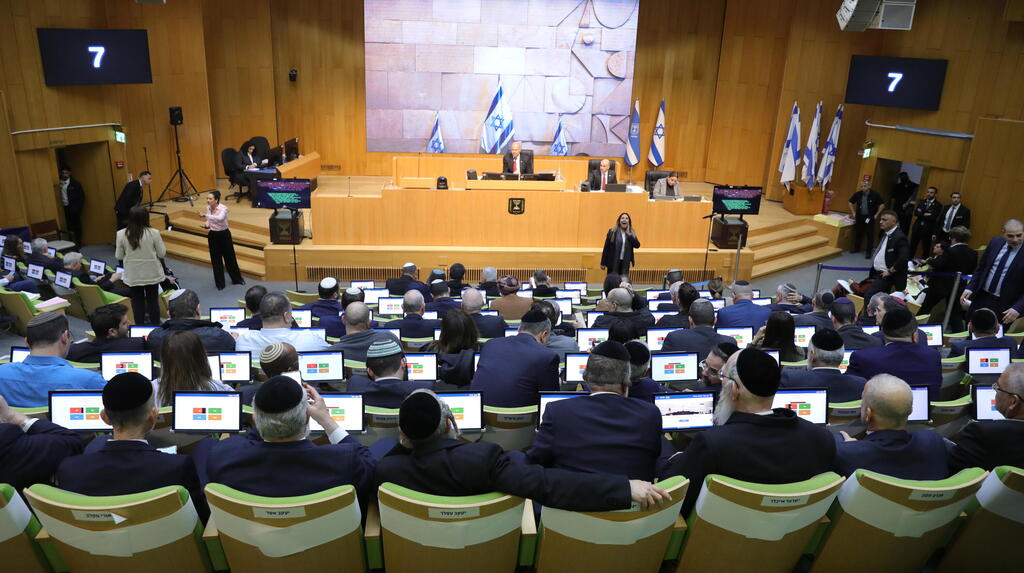 יותר כסף לביטחון, פחות לחינוך ובריאות: מה כולל תקציב המדינה שאושר הלילה