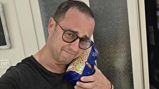 שי קופלוביץ עם שקית של גרגירי חומוס