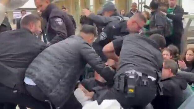 עימותים מחוץ לכנסת אחרי אישור התקציב