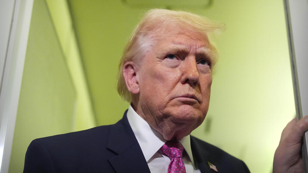 נשיא ארה"ב טראמפ ב מטוס אייר פורס 1