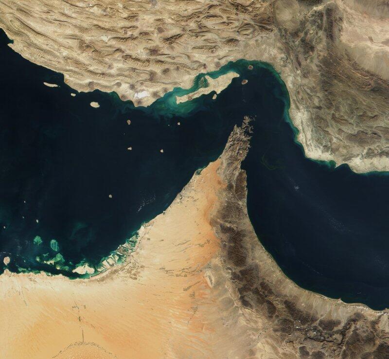 The Strait of Hormuz and Musandam Peninsula (Photo: Wikimedia) מצר הורמוז הוא אחד המעברים הגיאוגרפיים החשובים בתעשיית האנרגיה העולמית. צילום לוויין של המצר
