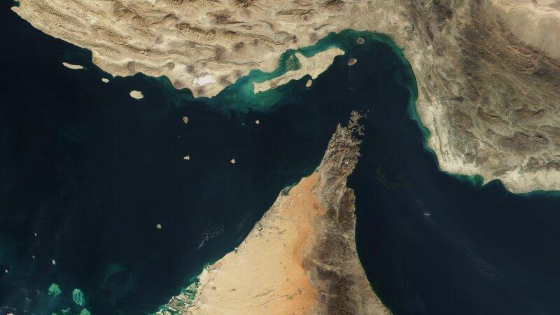 Satellite image of the strait (Photo: Wikimedia, Strait of Hormuz and Musandam Peninsula) מצר הורמוז הוא אחד המעברים הגיאוגרפיים החשובים בתעשיית האנרגיה העולמית. צילום לוויין של המצר