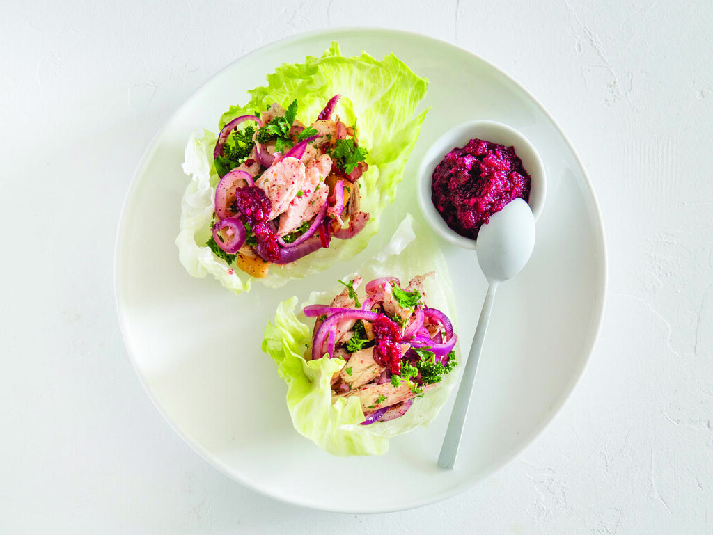 סלט עוף עם חזרת בסירות חסה