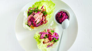 סלט עוף עם חזרת בסירות חסה