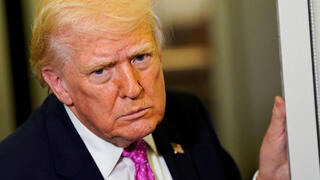 נשיא ארה"ב טראמפ ב מטוס אייר פורס 1