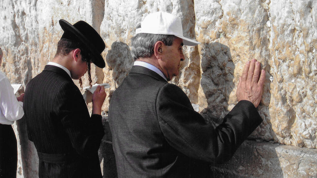 יצחק נזריאן בכותל המערבי