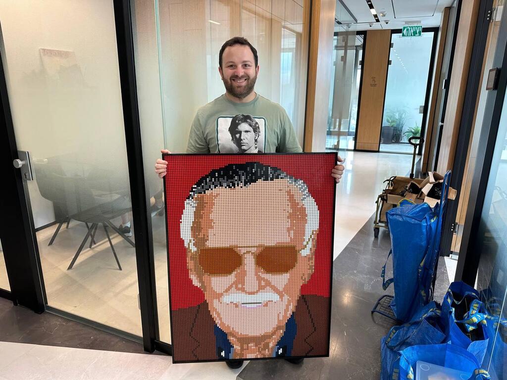 Elan poses with his large LEGO portrait of Stan Lee, a piece made with about 12,800 bricks that later drew attention from the official Stan Lee social media page (Photo: Bar Gindy) Ilan poses with his large LEGO portrait of Stan Lee, a piece made with about 12,800 bricks that later drew attention from the official Stan Lee social media page