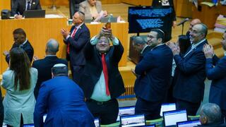 איתמר בן גביר במליאת הכנסת לאחר ההכרזה על אישור חוק עונש מוות למחבלים עם שמפניה בידו