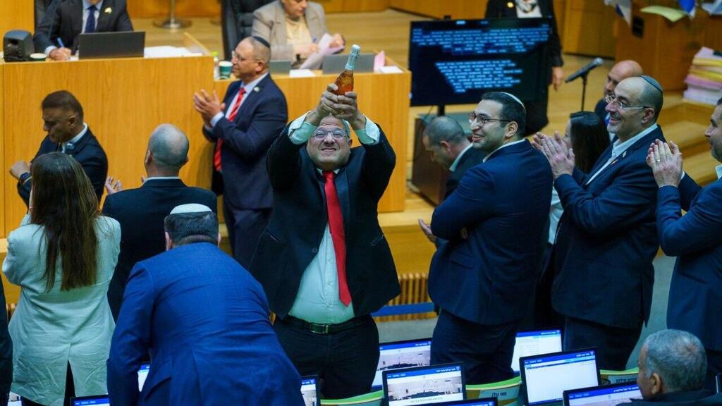 איתמר בן גביר במליאת הכנסת לאחר ההכרזה על אישור חוק עונש מוות למחבלים עם שמפניה בידו